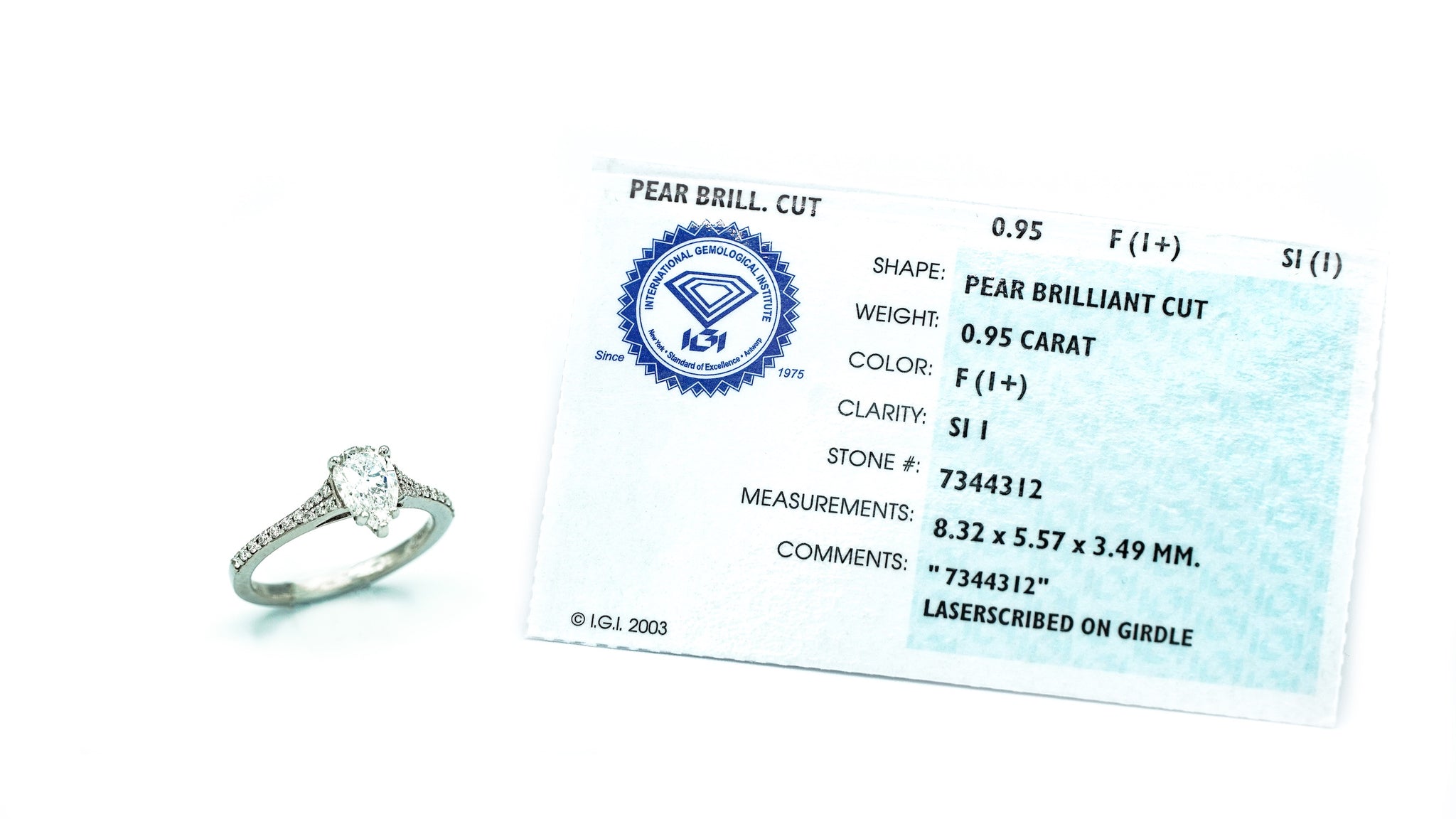 Montalvo Diamonds - Pear Brilliant Cut Ring in 18kt White Gold