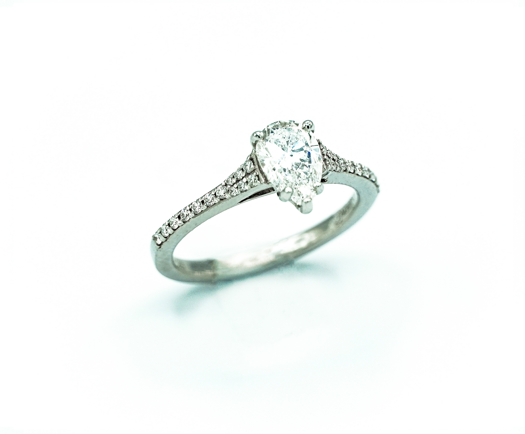 Montalvo Diamonds - Pear Brilliant Cut Ring in 18kt White Gold