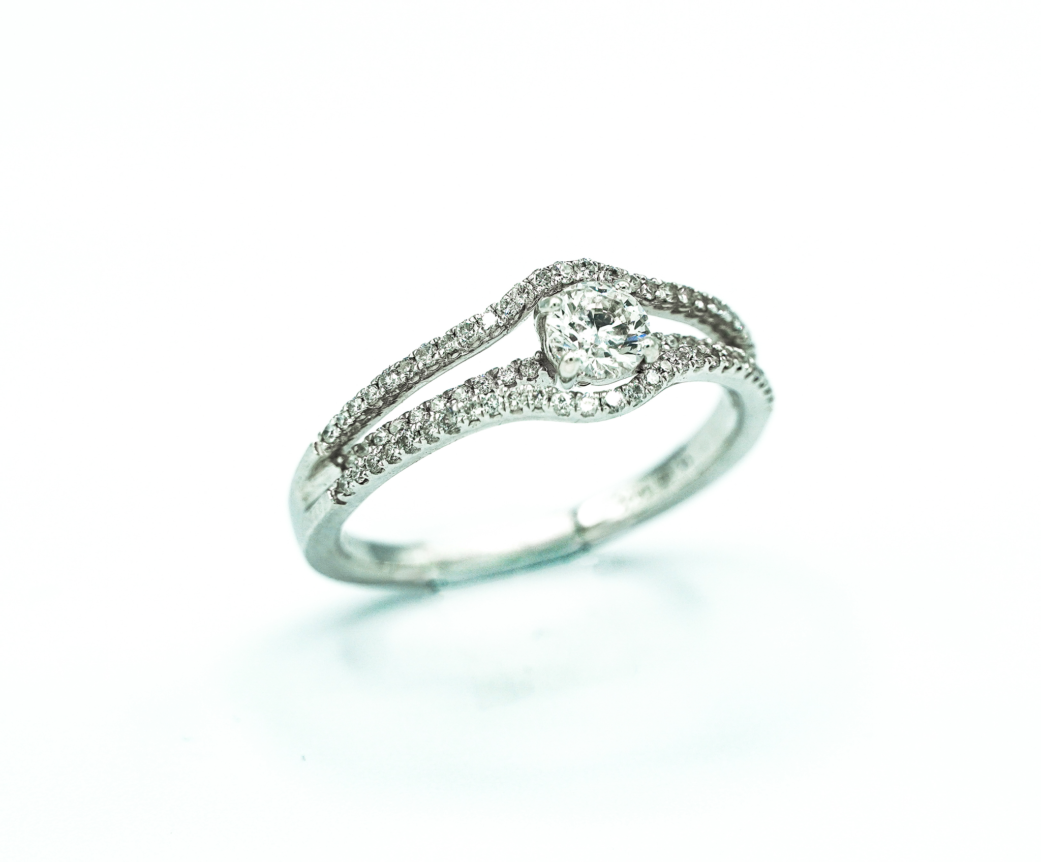 Montalvo Diamonds - Round Brilliant Cut Ring in 14k White Gold