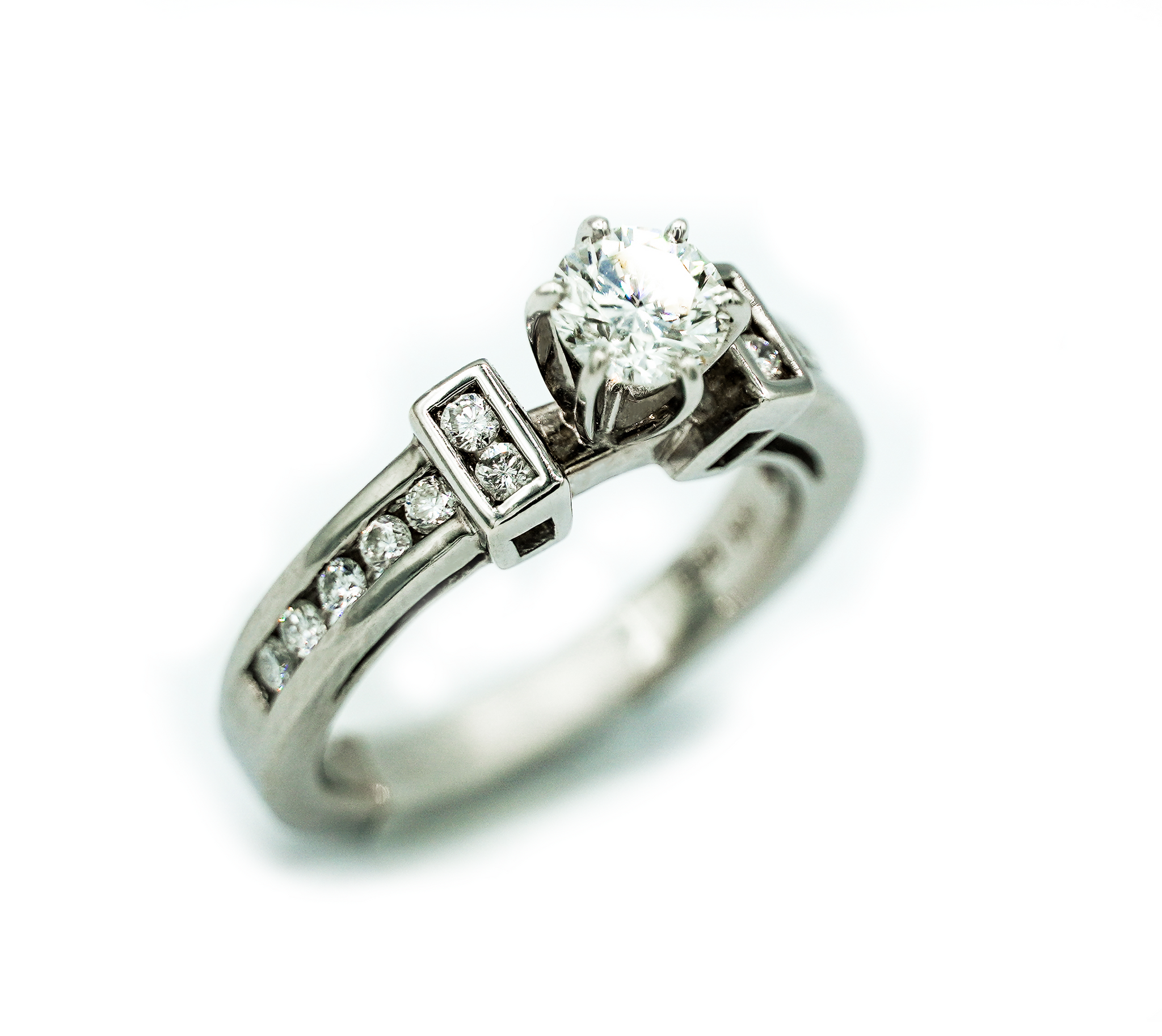 Montalvo Diamonds - Round Brilliant Cut Ring with Side Stones in 14kt White Gold