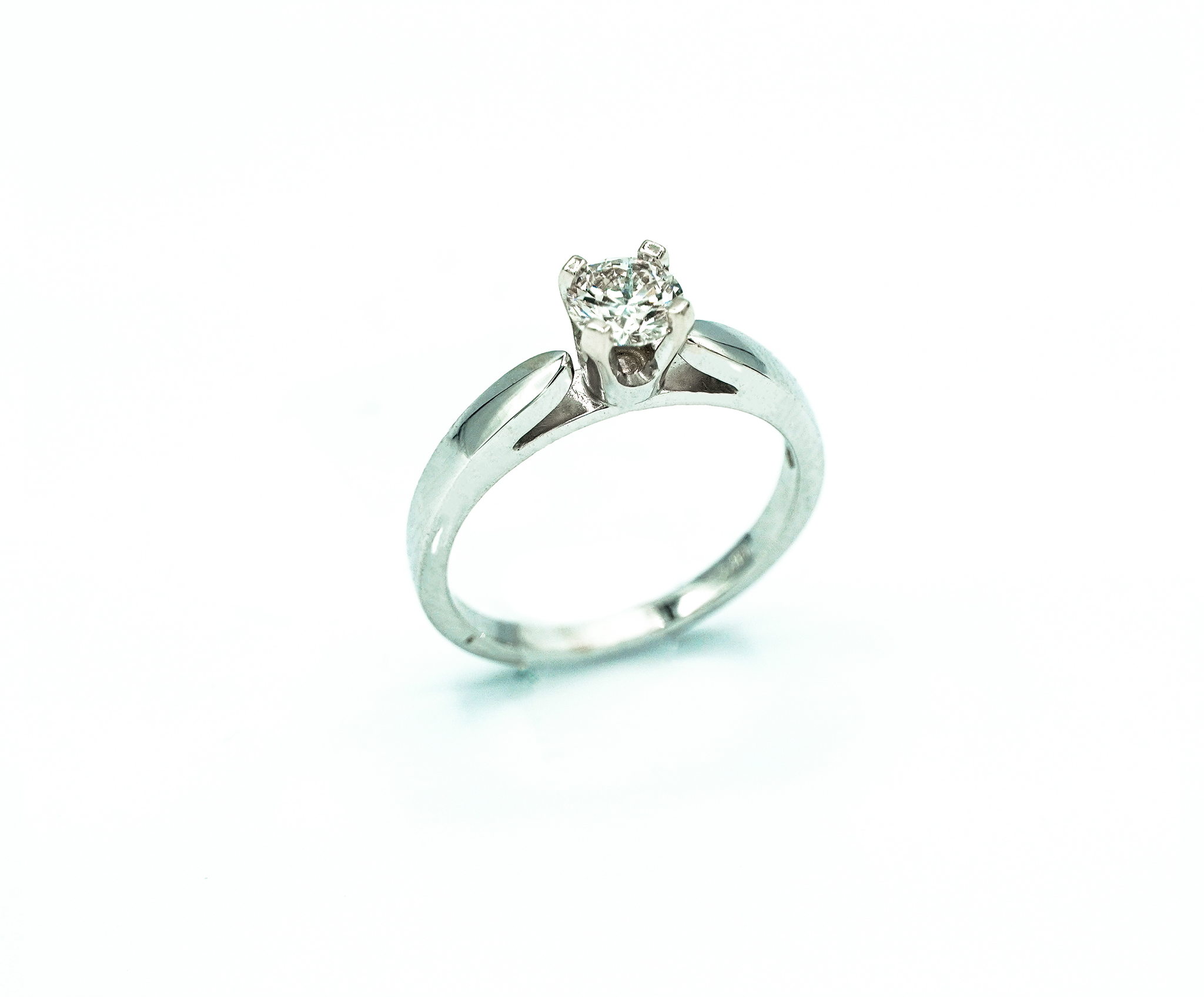 Montalvo Diamonds - Round Brilliant Solitaire Ring in 14k White Gold