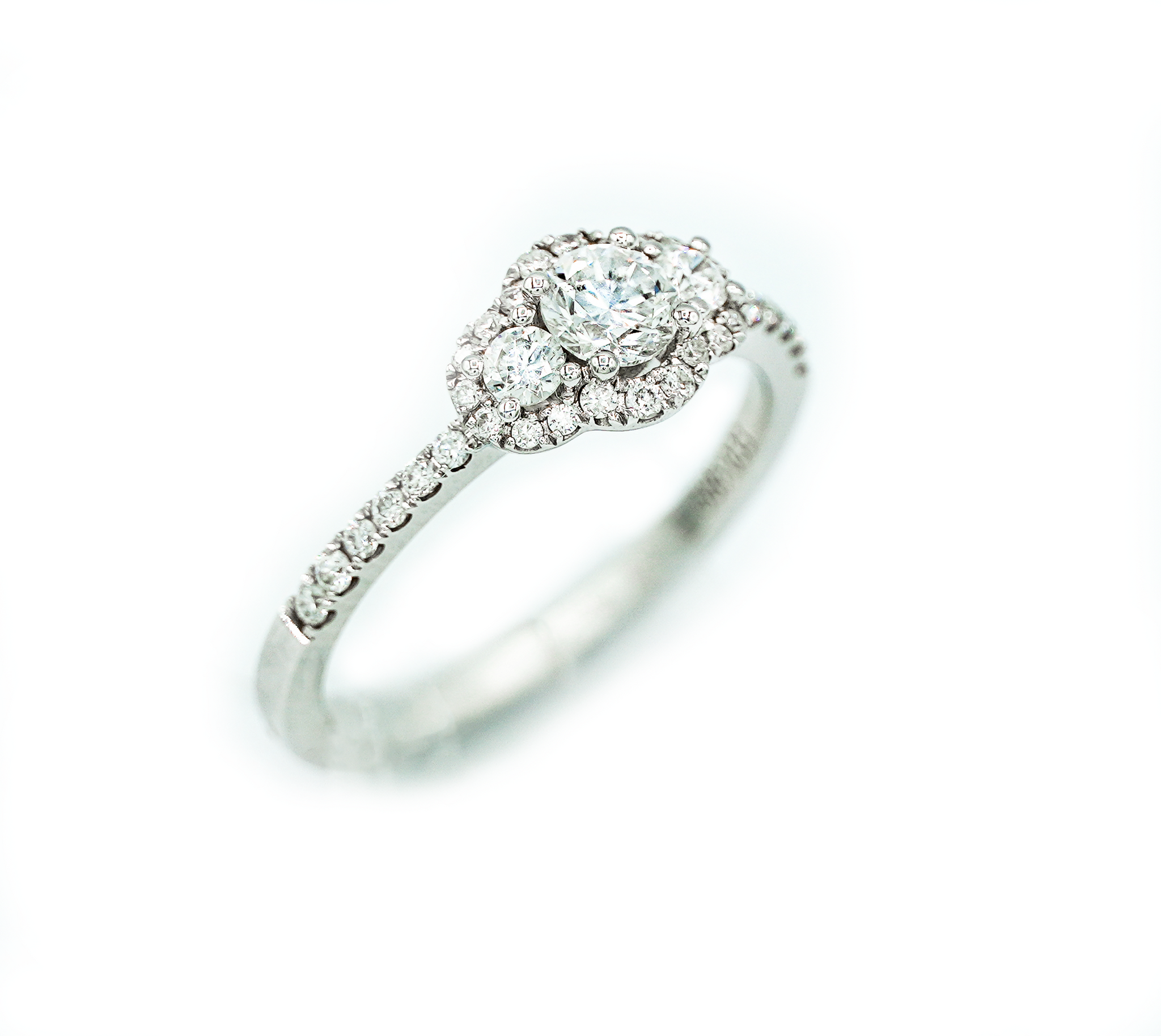Montalvo Diamonds - 3 Stone One Lady's Round Brilliant Cut Ring in 14kt White Gold