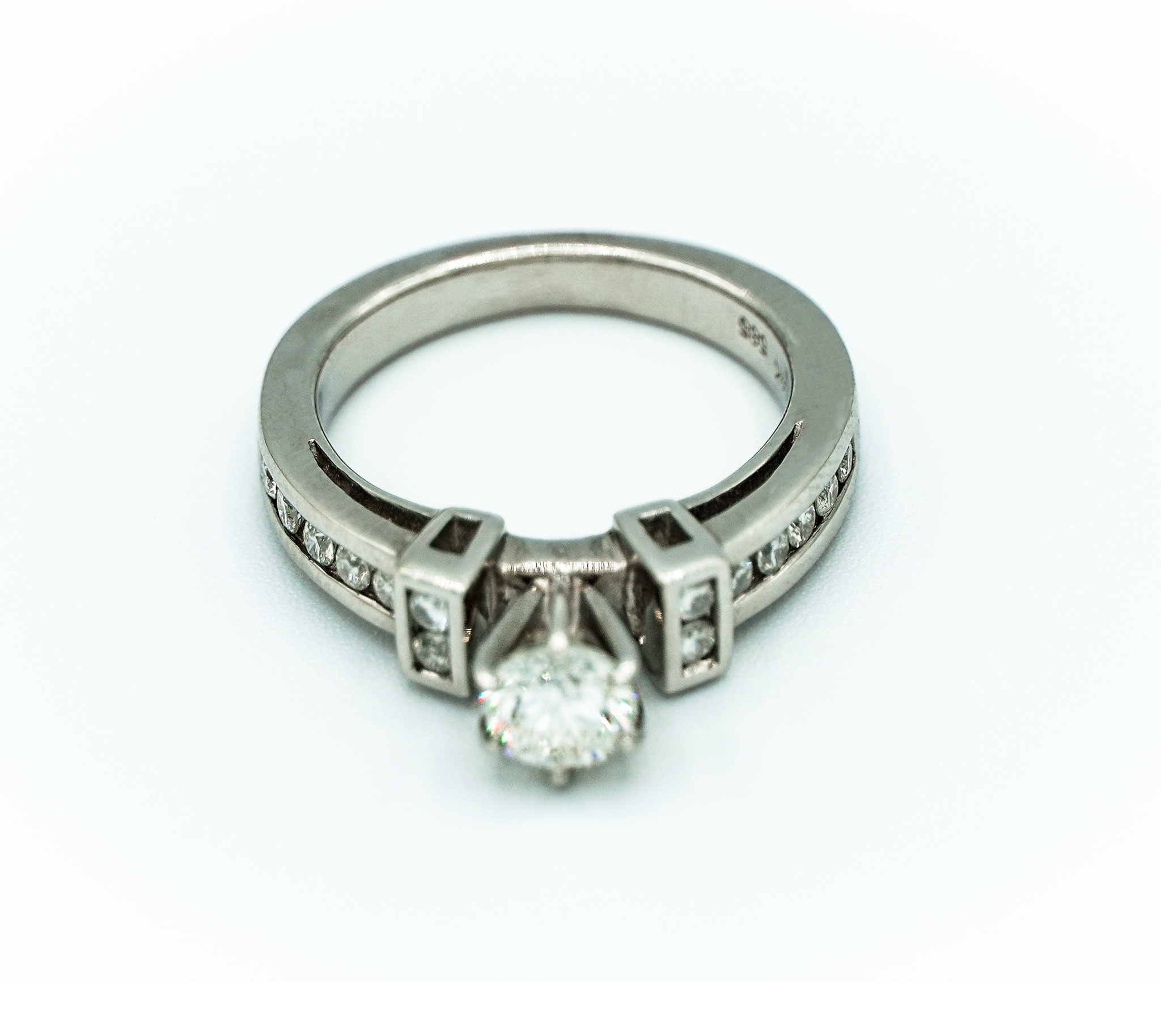 Montalvo Diamonds - Round Brilliant Cut Ring with Side Stones in 14kt White Gold