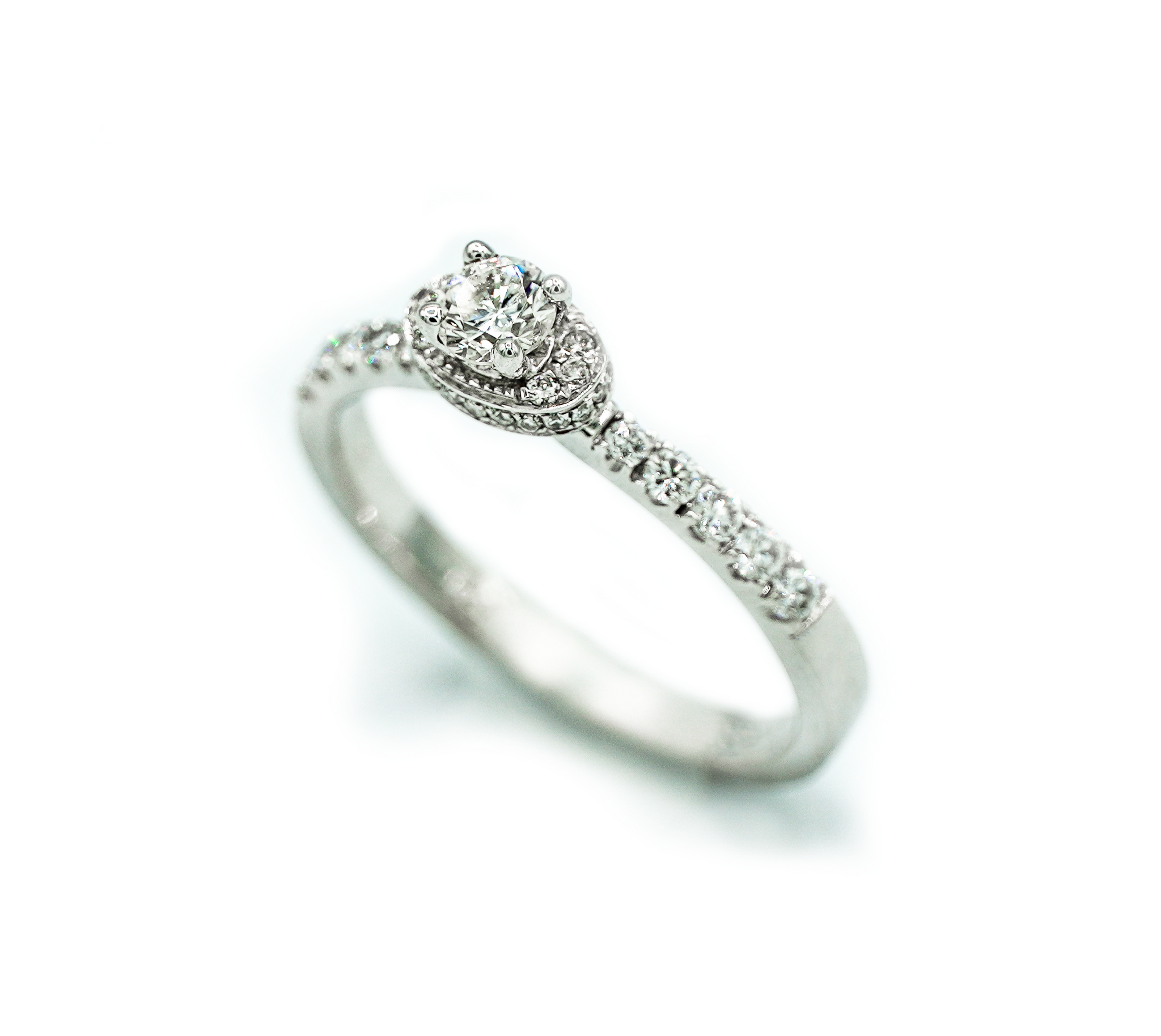 Montalvo Diamonds - Round Brilliant Cut Ring in 14kt White Gold