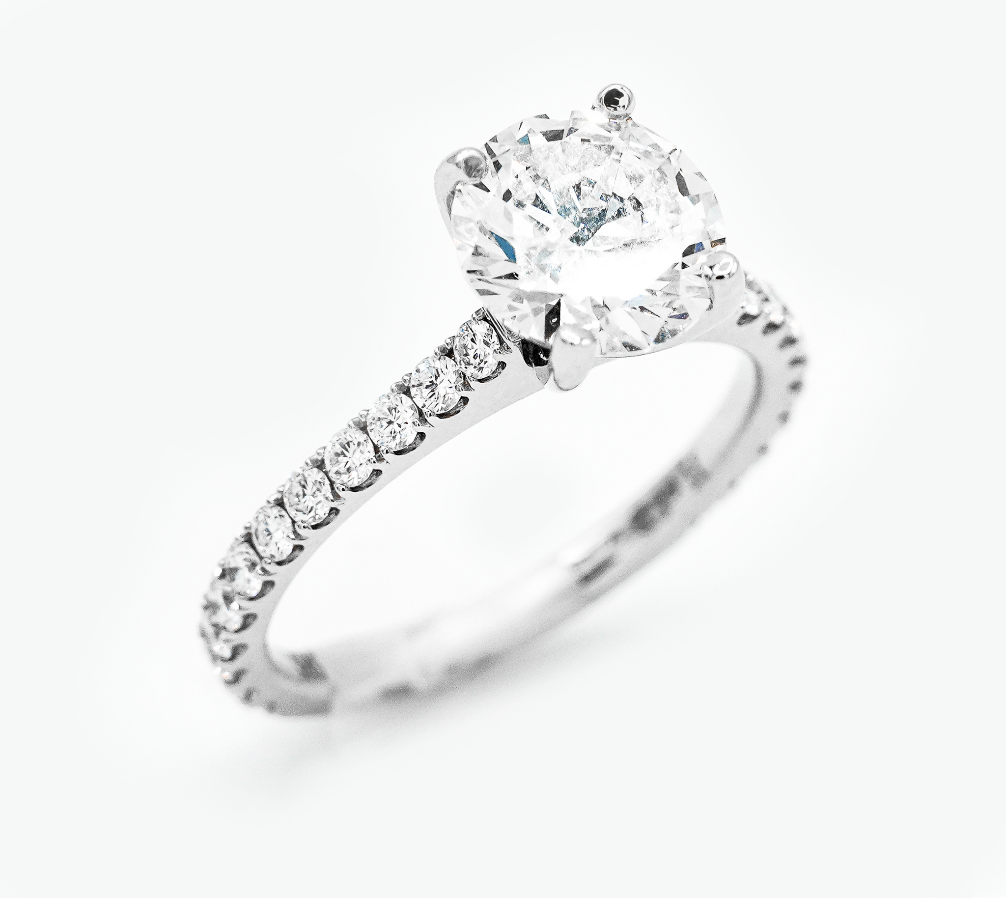 Montalvo Diamonds - Round Brilliant Cut Ring in 14kt White Gold